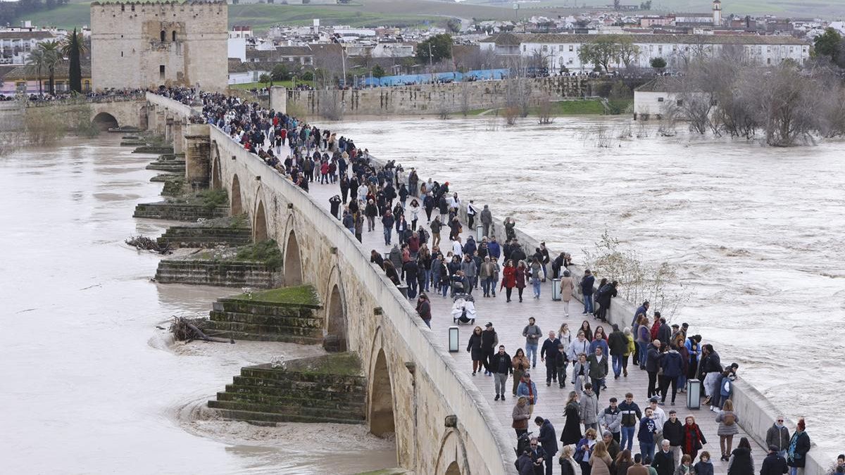 Cientos de personas acuden al Puente Romano de Córdoba a ver la crecida del Guadalquivir