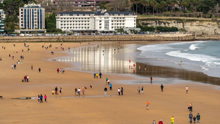 Seis meses de cárcel y multa por un delito de odio a una mujer que insultó a otra que paseaba con hiyab por Santander