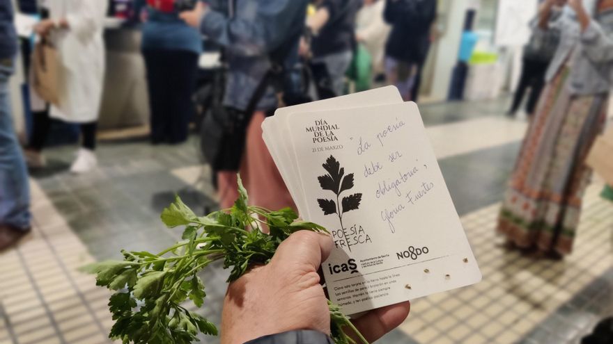 Poemas con aroma de barrio: los mercados de Sevilla despachan "versos frescos" por el Día de la Poesía