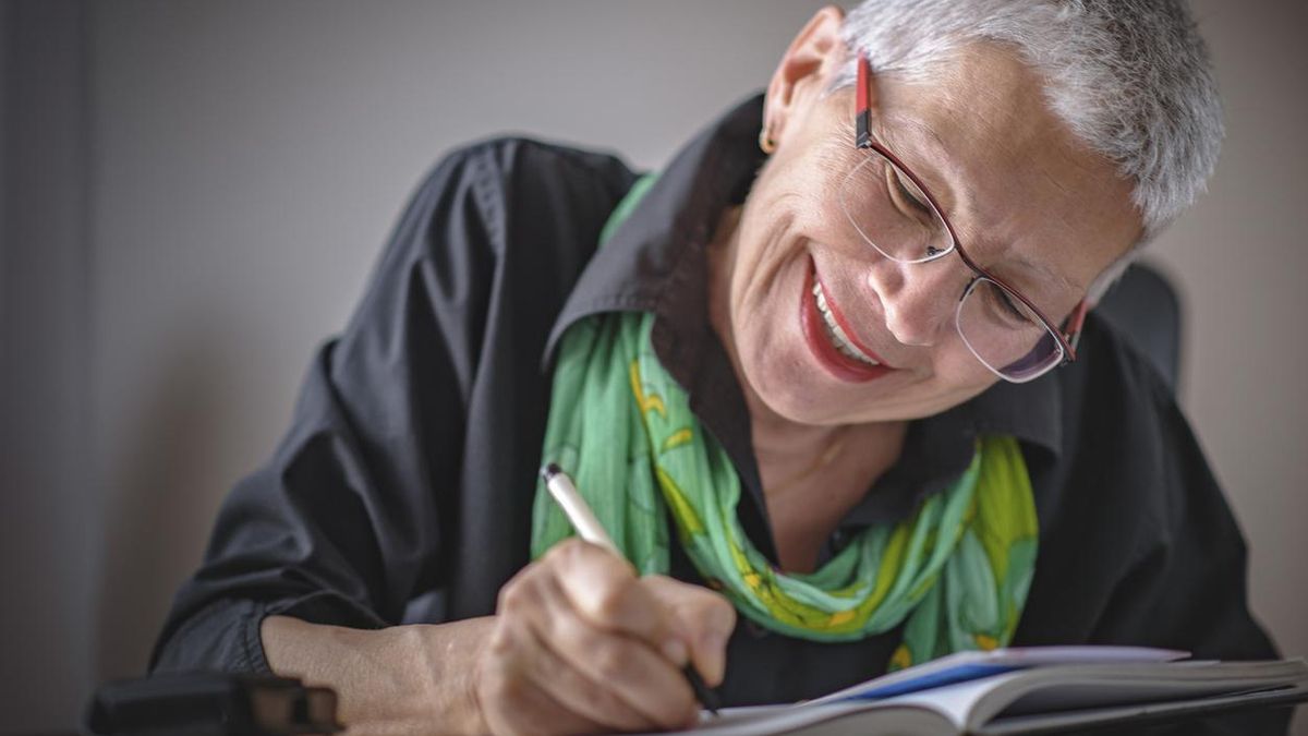 Mujer escribiendo un relato
