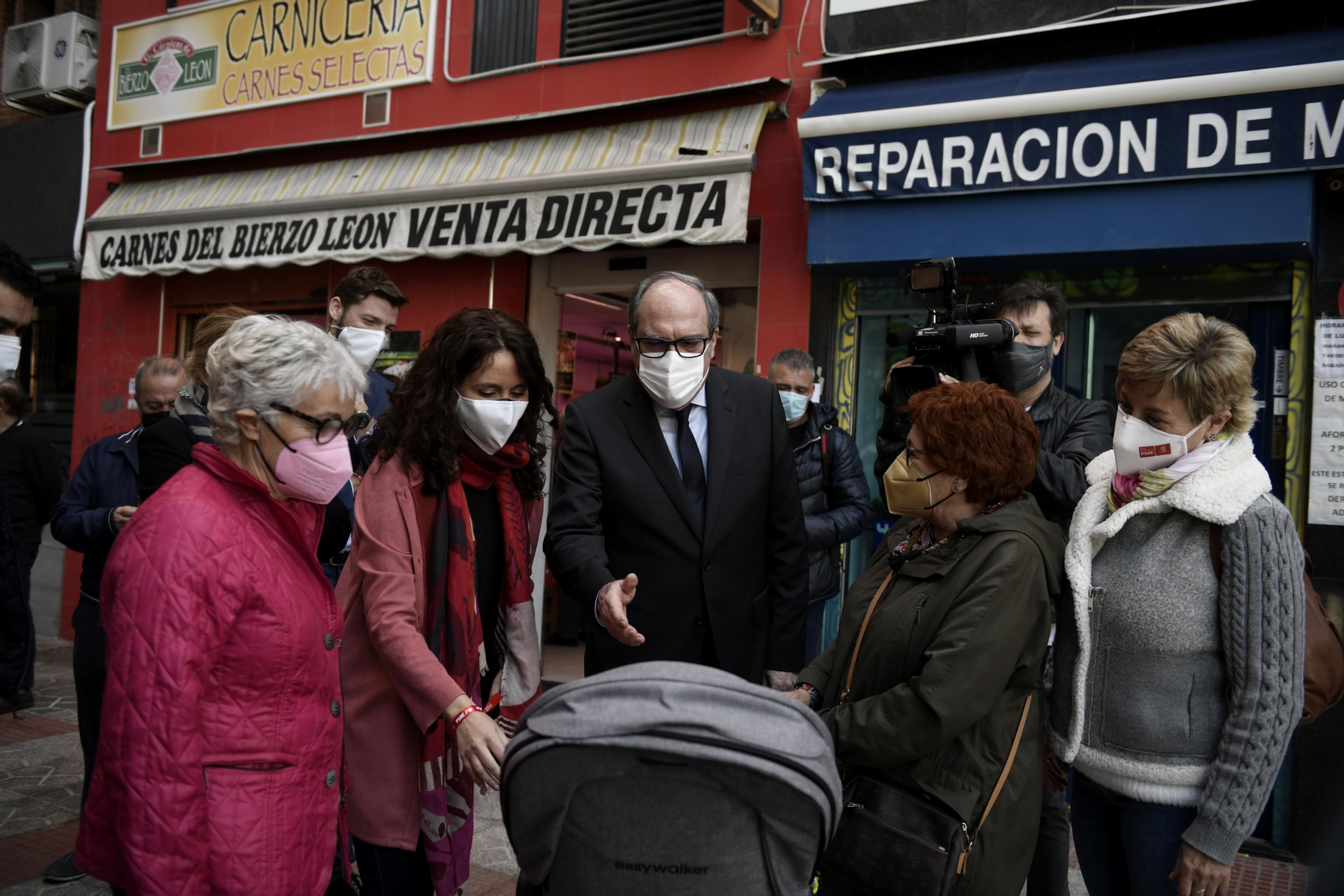 Gabilondo en una visita electoral a Rivas Vaciamadrid el 14 de abril.