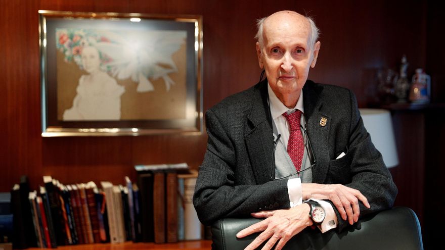 El científico valenciano Santiago Grisolía durante la entrevista con EFE en la que ha considerado que la gestión de la pandemia del coronavirus por parte del Gobierno y las autonomías es "mala" porque, a su juicio, "no declaran la verdad" y los datos que ofrecen a los ciudadanos "son un poco deficientes". EFE/Kai Försterling