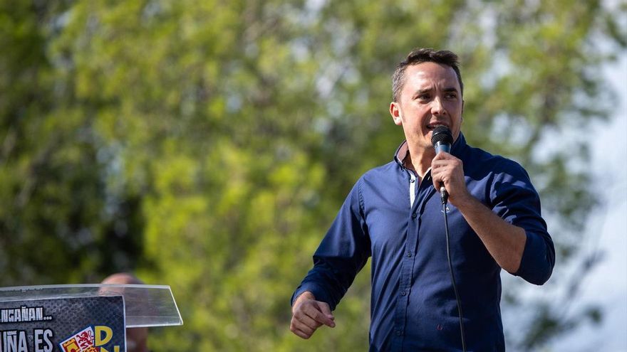 El simpatizante del partido 'Democracia Nacional', Pedro Chaparro, interviene durante la concentración del grupo Democracia Nacional en Montjuïc, a 12 de octubre de 2023, en Barcelona, Catalunya (España).