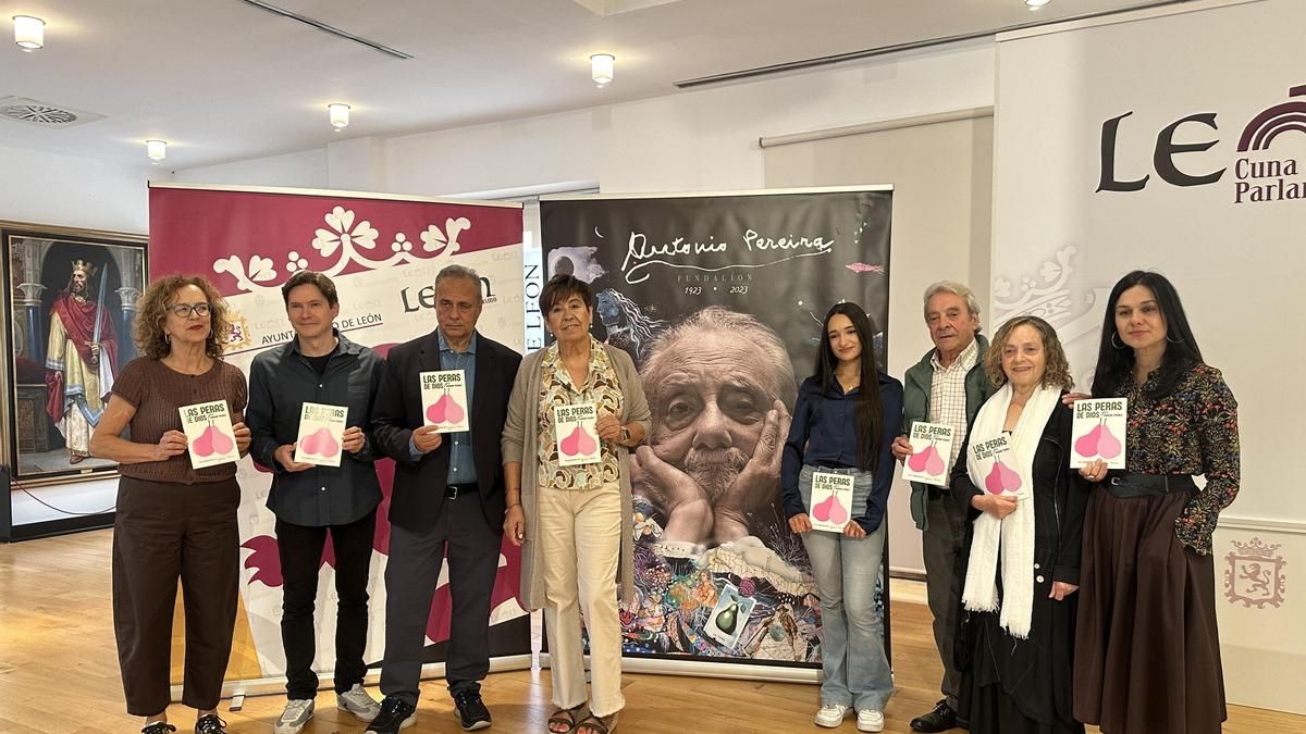 La concejala de Acción y Promoción Cultural del Ayuntamiento de León, Elena Aguado, con el equipo de la representación teatral del cuento de Antonio Pereira 'Las peras de Dios'. 