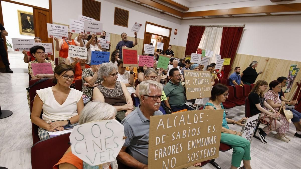Las protestas por los cines de verano, de vecinos de San Agustín y contra las calesas toman el Pleno