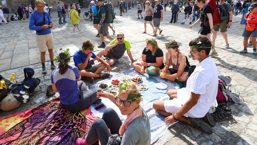 El presidente de la Xunta niega que exista masificación ante el debate por implantar la tasa turística en Santiago