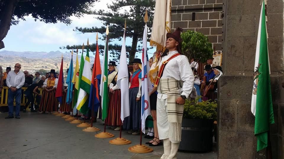 Acto con la participación de las autoridades locales de Santa Brígida, el Canarias 50, Agrupación folclórica San Antonio y representantes de la comunidad holandesa.
