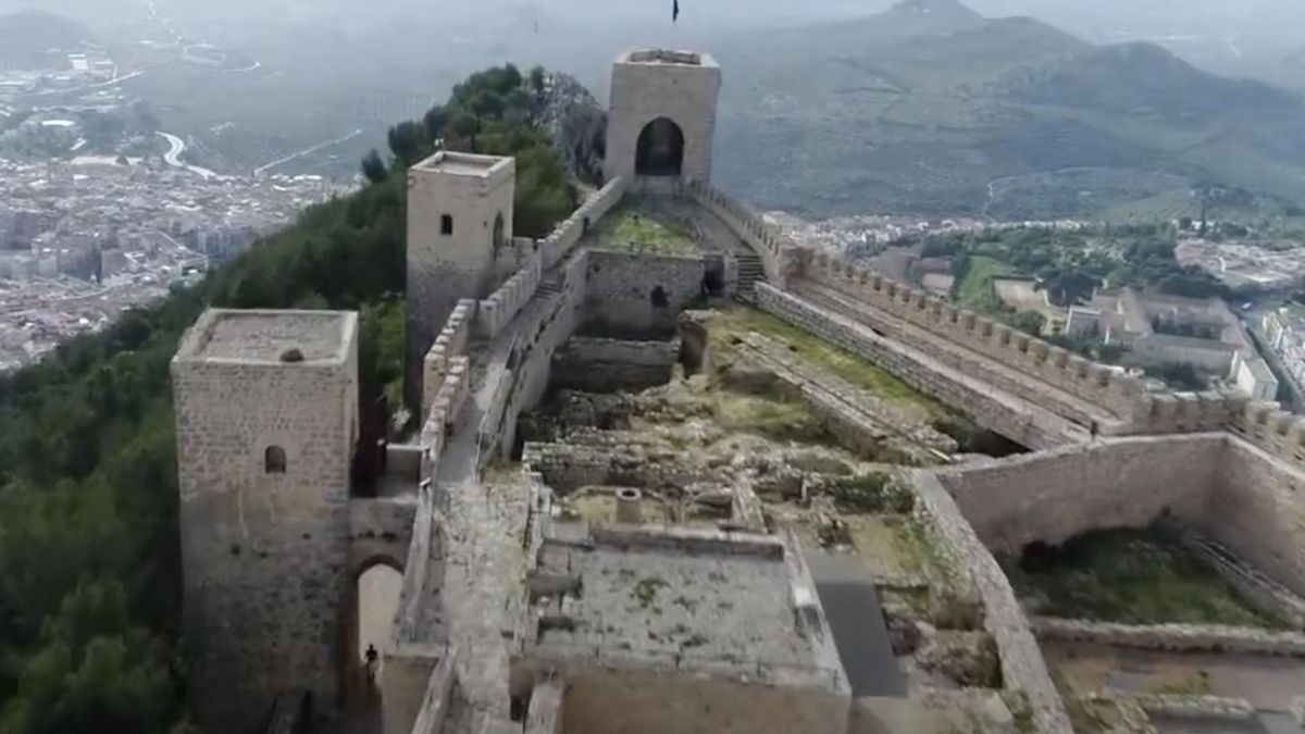 Vista aérea de la fortaleza, con la ciudad de Jaén a sus pies