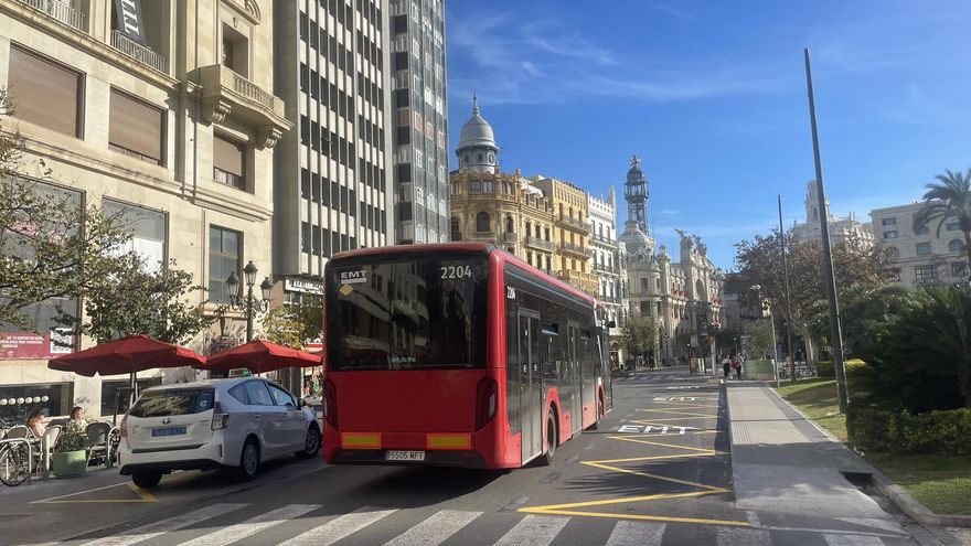 Retroceso en la Capital Verde Europea con el PP y Vox: los coches vuelven a tomar Colón y los buses la plaza del Ayuntamiento