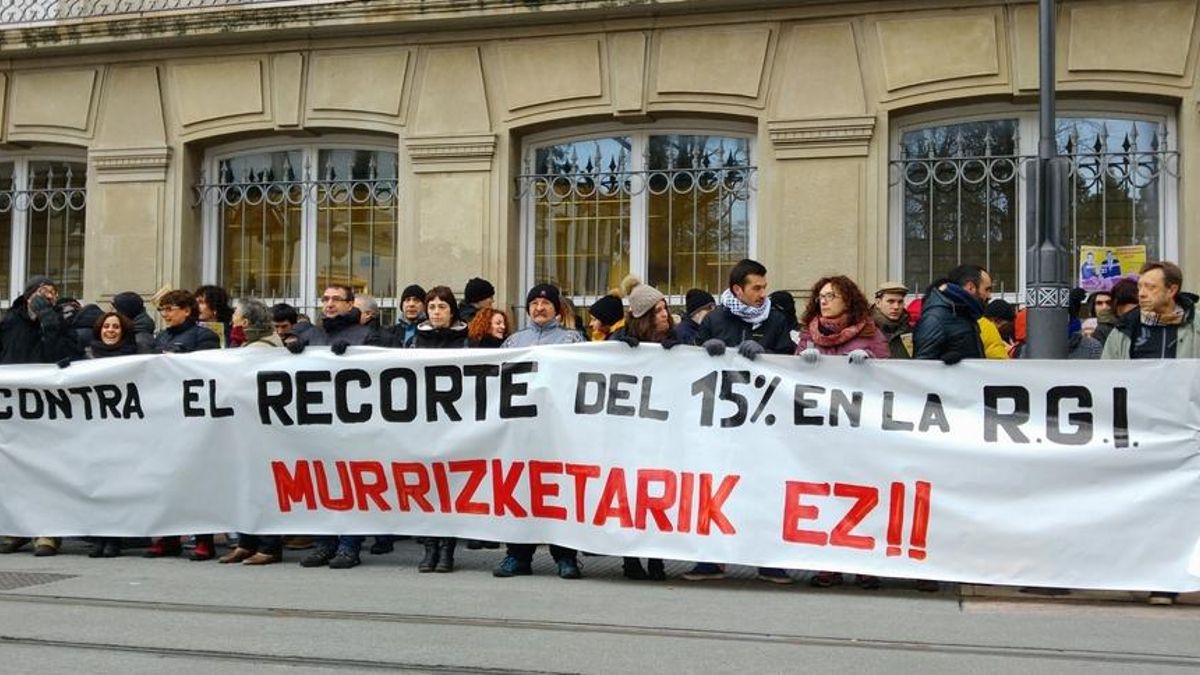 Sindicatos y colectivos se concentran frente al Parlamento para reclamar la subida del SMI en prestaciones de Lanbide