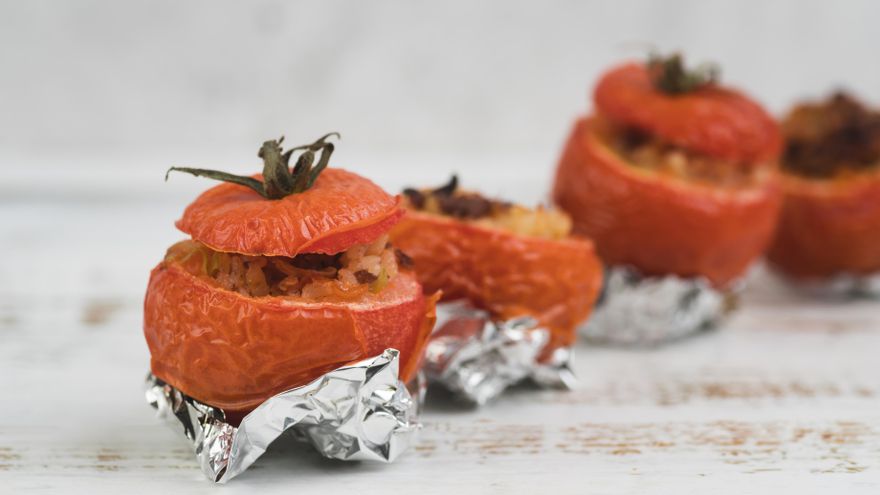 Cómo preparar tomates rellenos de arroz, una receta muy sabrosa y fácil para días de verano