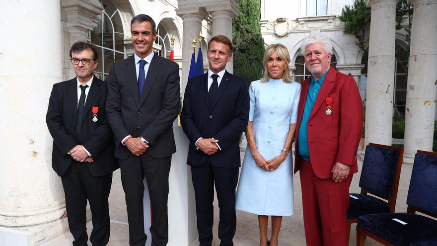 El escritor Javier Cercas, el presidente del Gobierno, Pedro Sánchez, el presidente de la República Francesa, Emmanuele Macron, y su esposa, Brigitte Macron, y el cineasta Pedro Almodóvar, a 30 de septiembre de 2026 en Madrid