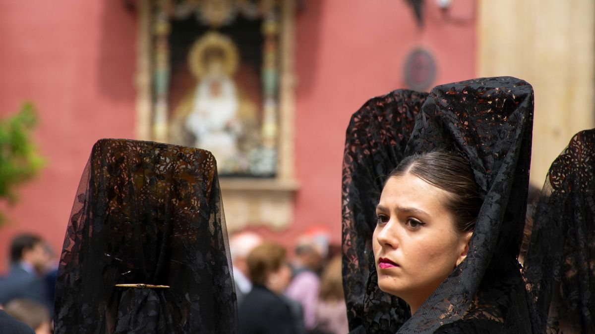 Un grupo de mujeres de mantilla en la Plaza de San Lorenzo, el Jueves Santo de 2019 en Sevilla. EFE/Raúl Caro/ Archivo