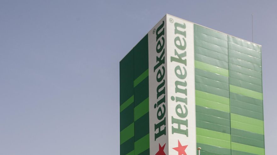La cervecera neerlandesa Heineken se ha comprometido este jueves a gastar hasta 1.000 millones de euros en adquirir parte de las acciones en Heineken N.V. y Heineken Holding N.V. puestas este jueves a la venta por la empresa Fomento Económico Mexicano (Femsa). EFE/ Julio Muñoz.