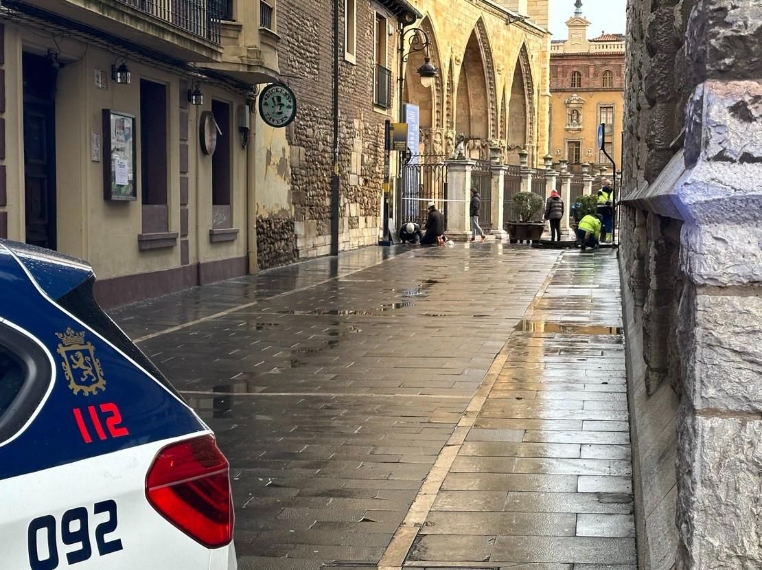 Accesos cortados por la Policía Local a la Catedral desde la calle Pablo Florez mientras se revisaba el escape.