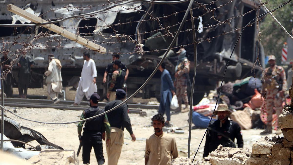Al menos 30 muertos y más de un centenar de heridos en un atentado con explosivos contra un tren en Pakistán