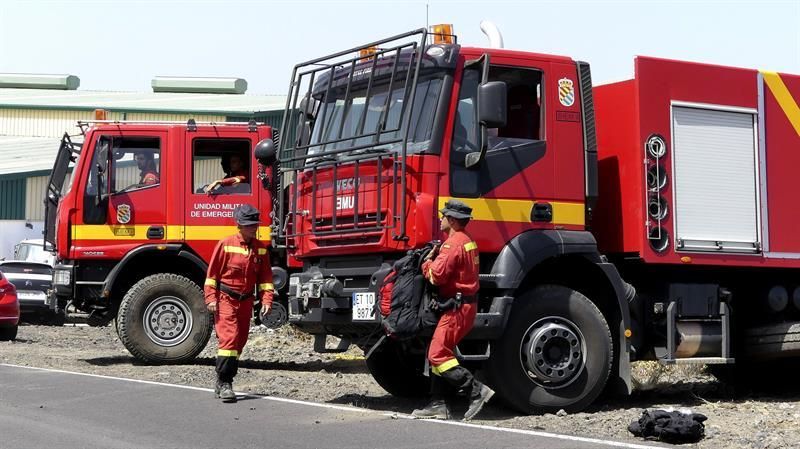 Efectivos de la Unidad Militar de Emergencias preparan el dispositivo momentos antes de salir hacia el frente norte del incendio en el municipio de El Paso, en la isla de La Palma