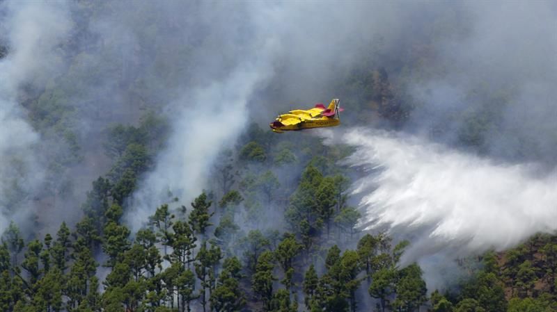 Un avión en las tareas de extinción del incendio de La Palma
