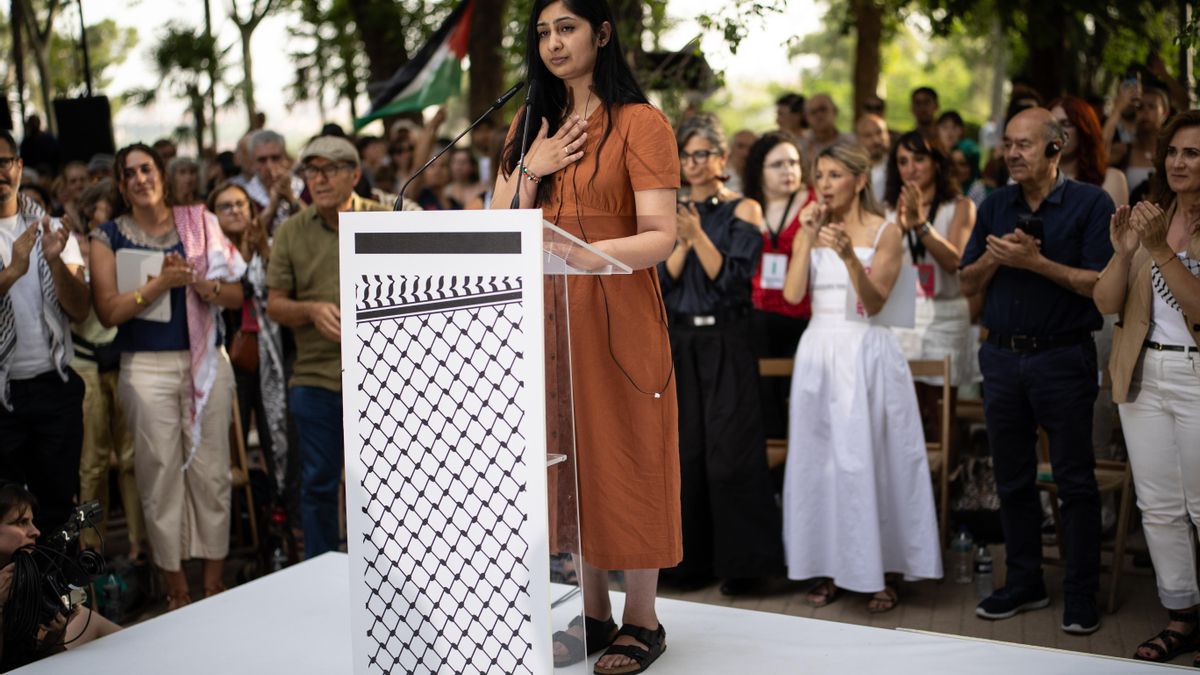 Zarah Sultana durante el acto internacional '¡Stop genocidio! Palestina libre', en los jardines del Templo de Debod, en Madrid, en junio de 2025.