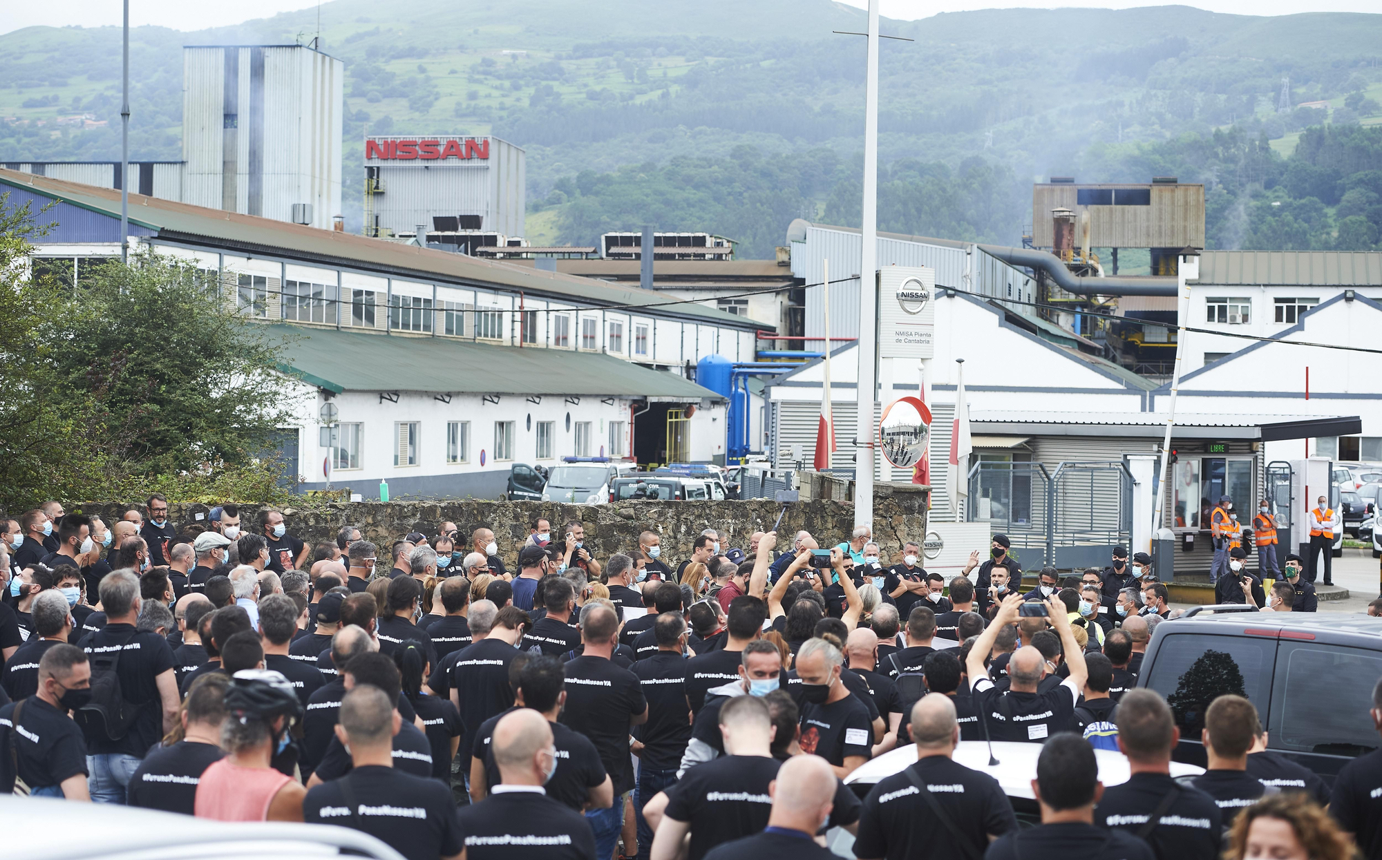 Protesta de los trabajadores de Nissan en la fábrica de Los Corrales de Buelna. | JUANMA SERRANO