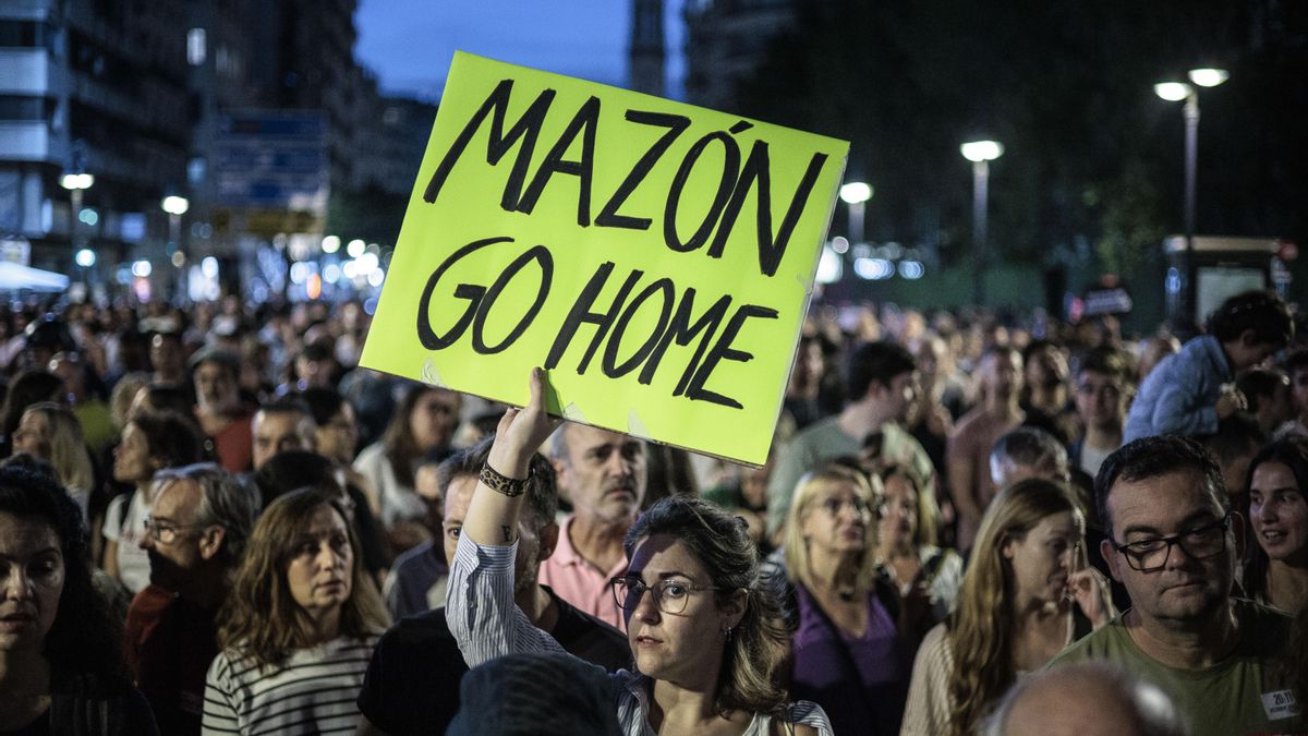 "Mazón vete a casa"fue otro de los carteles exigiendo la dimisión del president en la manifestación por el aniversario de la tragedia