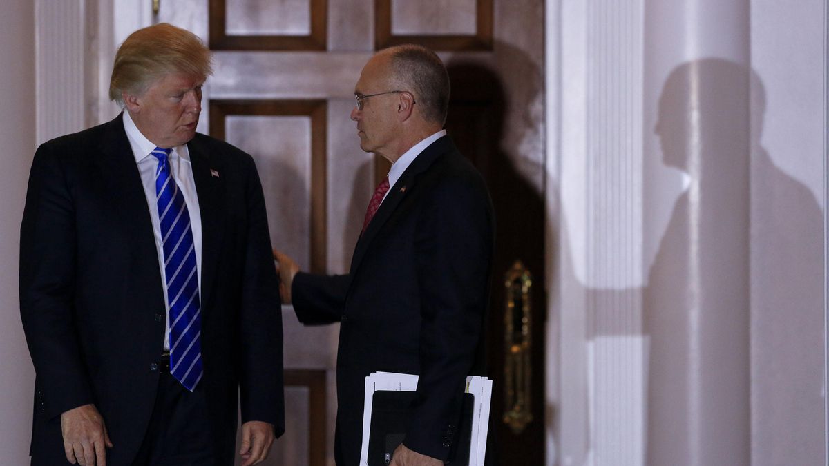 Imagen de archivo del presidente de EEUU, Donald Trump, y el empresario Andrew Puzder en 2016.