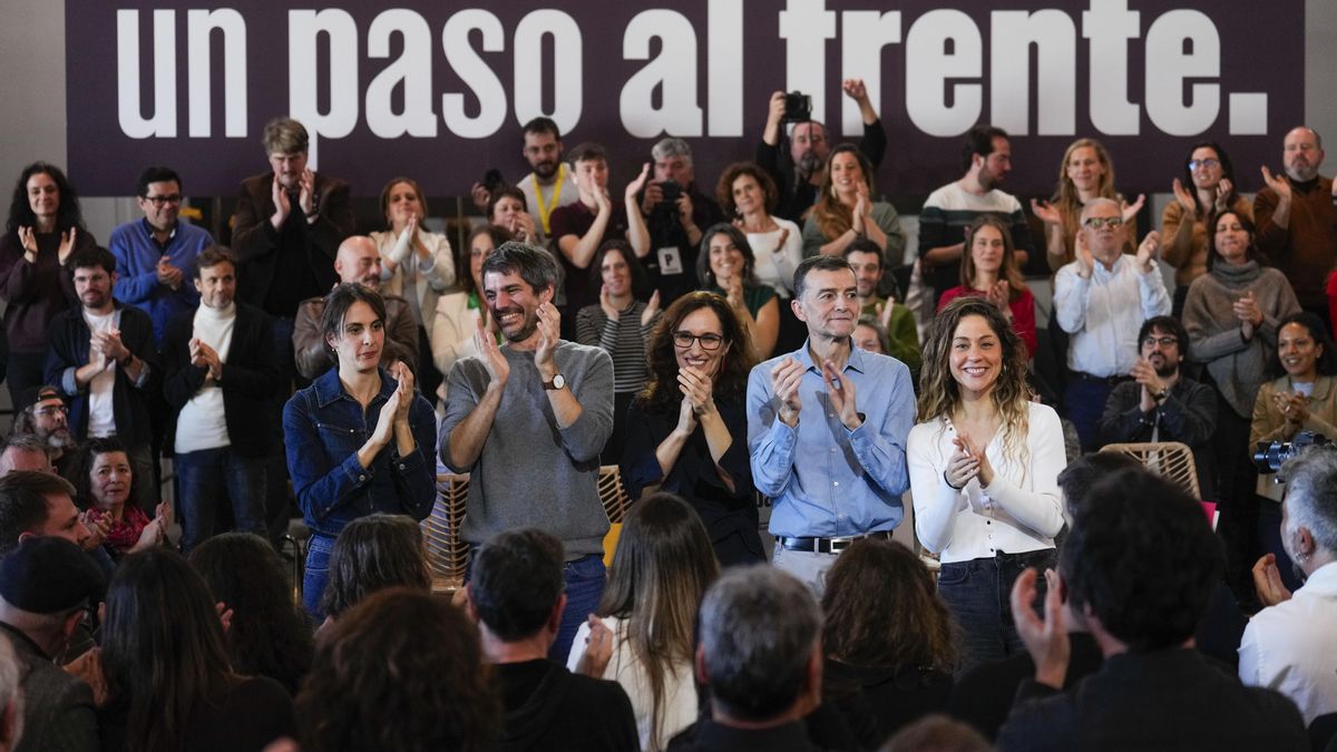 La ministra de Sanidad y portavoz de Más Madrid, Mónica García (c); el ministro de Cultura, Ernest Urtasun (2i); el Coordinador Federal de Izquierda Unida , Antonio Maíllo (2d); la coordinadora de Sumar, Lara Hernández (d), y la portavoz de Más Madrid en el Ayuntamiento de Madrid, Rita Maestre. EFE/ Borja Sánchez-Trillo