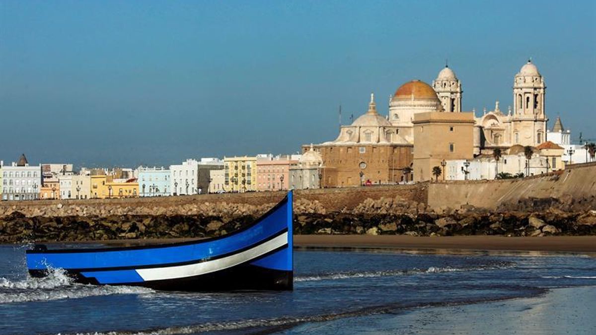 Llega una patera con unos 30 inmigrantes a una playa de la ciudad de Cádiz