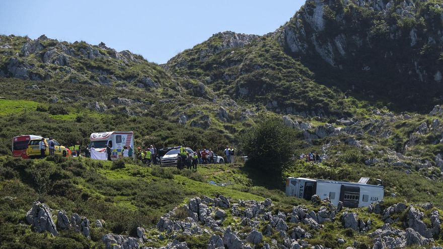 Asturias cierra al tráfico privado el acceso a los Lagos de Covadonga tras el accidente de un autobús