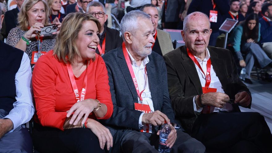 Los expresidentes socialistas de la Junta de Andalucía Manuel Chaves (d) y José Antonio Griñán (c) , junto a la ex presidenta de la Junta de Andalucía, Susana Díaz