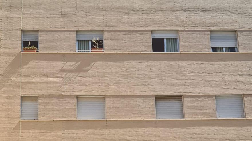 Cinco días oliendo a muerto: indignación en un bloque de VPO de Sevilla Este por la demora en limpiar un piso tras la muerte de un vecino
