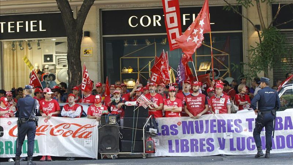 Protesta de trabajadores de Coca Cola frente a la Audiencia Nacional. EFE