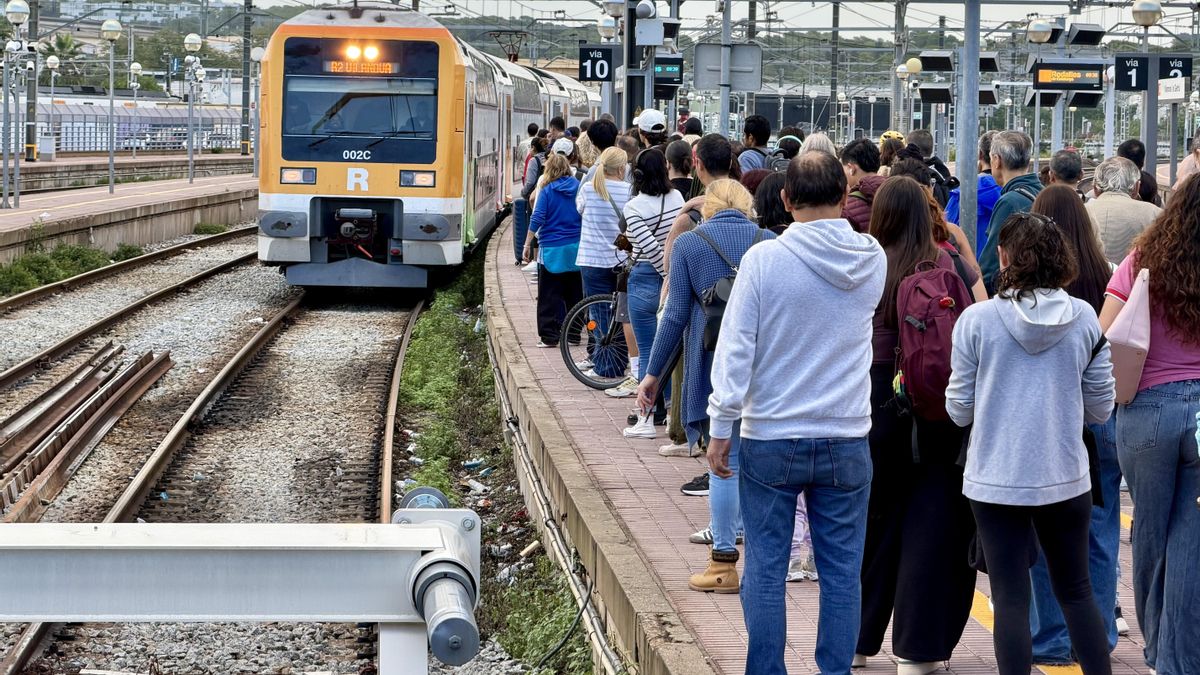 Los maquinistas ponen en marcha los trenes de Rodalies tras un plantón en hora punta