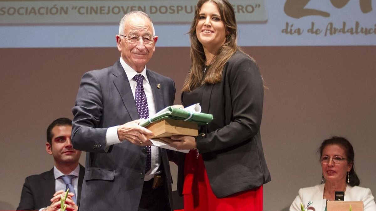 Gabriel Amat entrega la Bandera de Andalucía a la Asociación Cinejoven 2.0