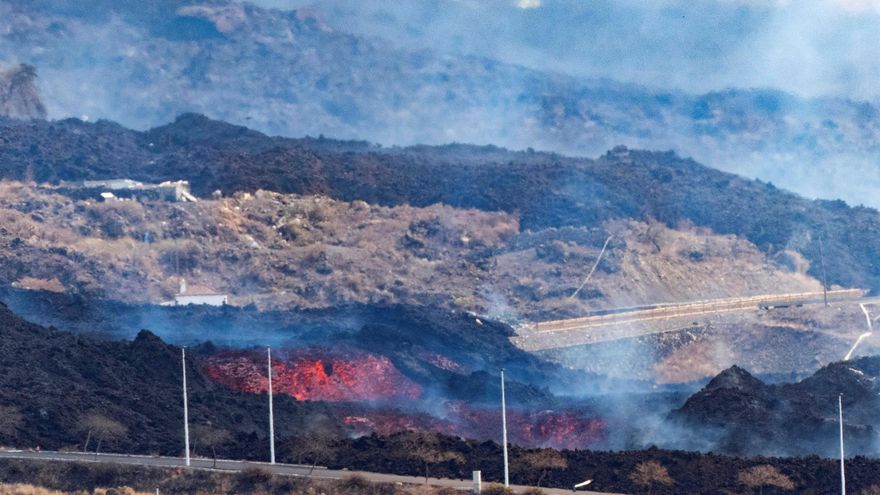 Colada de lava avanzando por El Paso, La Palma