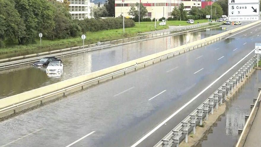 Captura de video de la carretera C-32, entre Castelldefels y Sant Boi, donde varios vehículos han quedado bloqueados por el agua acumulada por la intensa lluvia.
