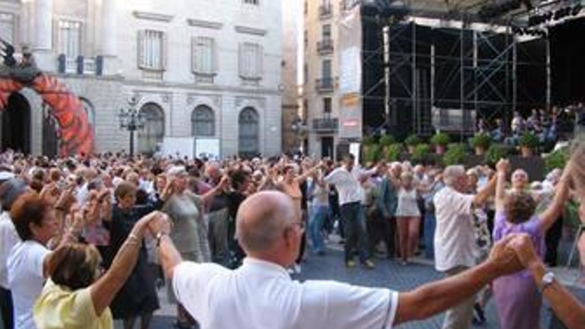 Historia y tradición detrás de las sardanas, el baile tradicional de Cataluña