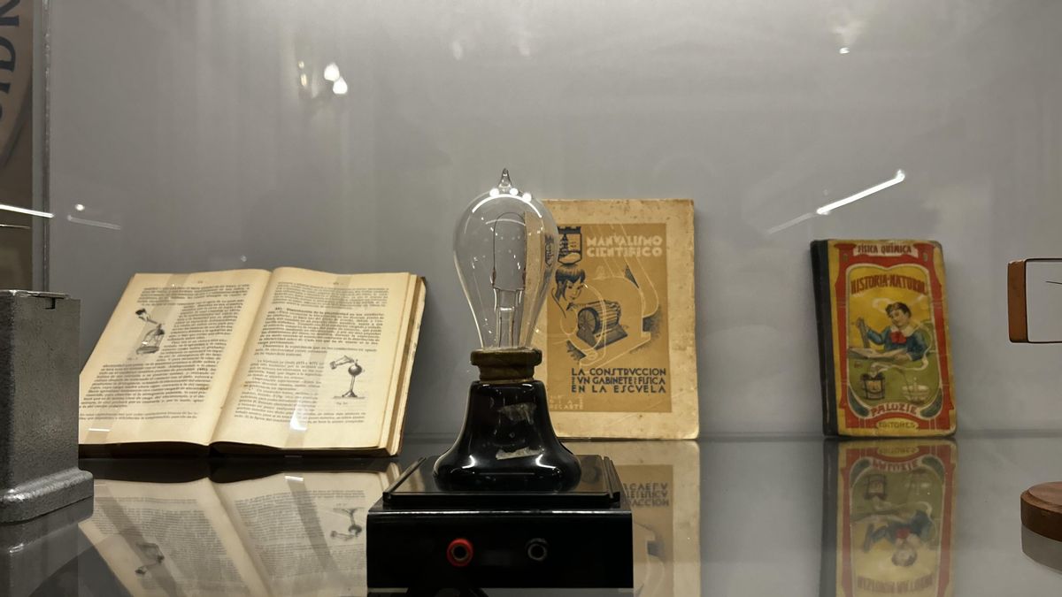 Bombilla original de Edison expuesta en el IES San Isidro
