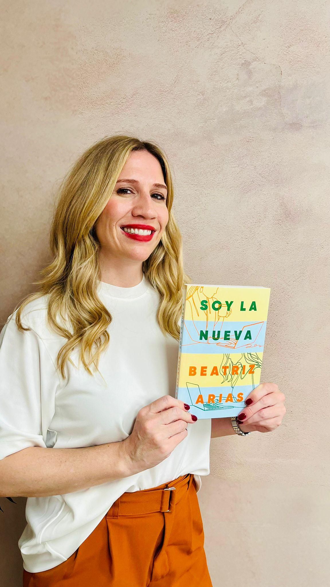 La periodista leonesa Beatriz Arias posa junto a su primera novela.