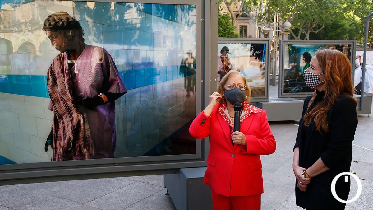 Cristina García Rodero explicando su exposición el Bulevar Gran Capitán