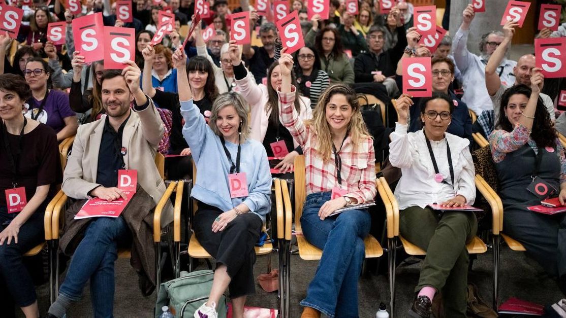 Verónica Martínez y Lara Hernández, en el centro de la primera fila en el último congreso de Movimiento Sumar en marzo de 2025.