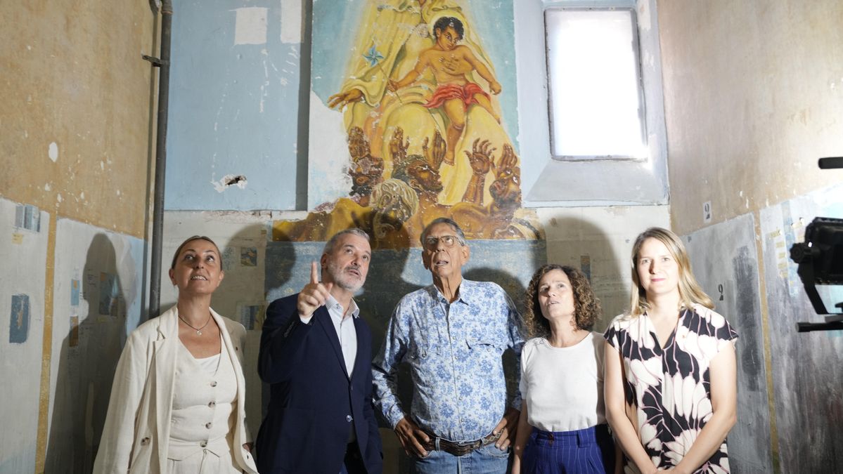 El alcalde de Barcelona, Jaume Collboni (2i), acompañado de la consellera de Cultura, Sonia Hernández (d), la consellera de Igualdad y Feminismo, Eva Menor (i), y Gabriel Gómez, hijo de Helios Gómez.