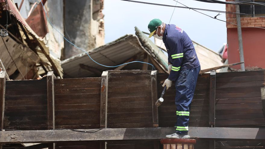 Un hombre trabaja este sábado, en una zona afectada por los terremotos en Venezuela, en El Junquito (Venezuela).