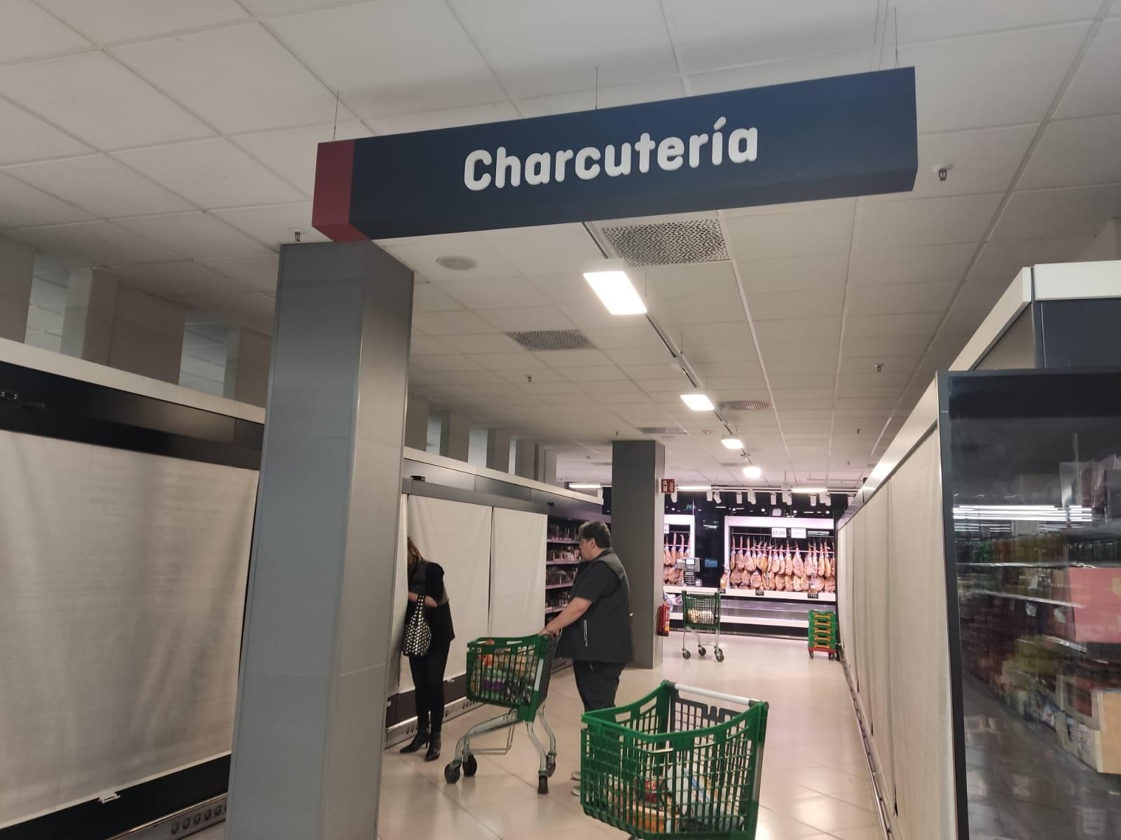 Un supermercado Mercadona con luz durante el apagón nacional.