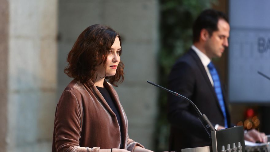 La presidenta de la Comunidad, Isabel Díaz Ayuso acompañada del vicepresidente, Ignacio Aguado. Archivo.