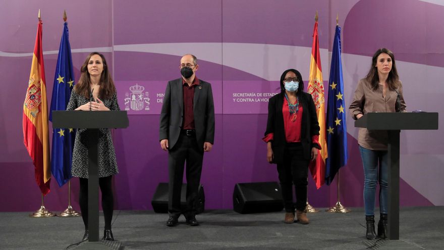 La ministra de Igualdad, Irene Montero (d) y su homóloga de Derechos Sociales y Agenda 2030, Ione Belarra (i) comparecen junto con la directora general para la Igualdad de Trato y Diversidad Étnico Racial, Rita Bosaho (2d) y el director general de Derechos de la Infancia y de la Adolescencia, Gabriel Gonzalez-Bueno (2i) para explicar las medidas tras la difusión de publicidad que incita al odio en el transporte público en la sede del ministerio de Igualdad este miércoles. EFE/ Fernando Alvarado