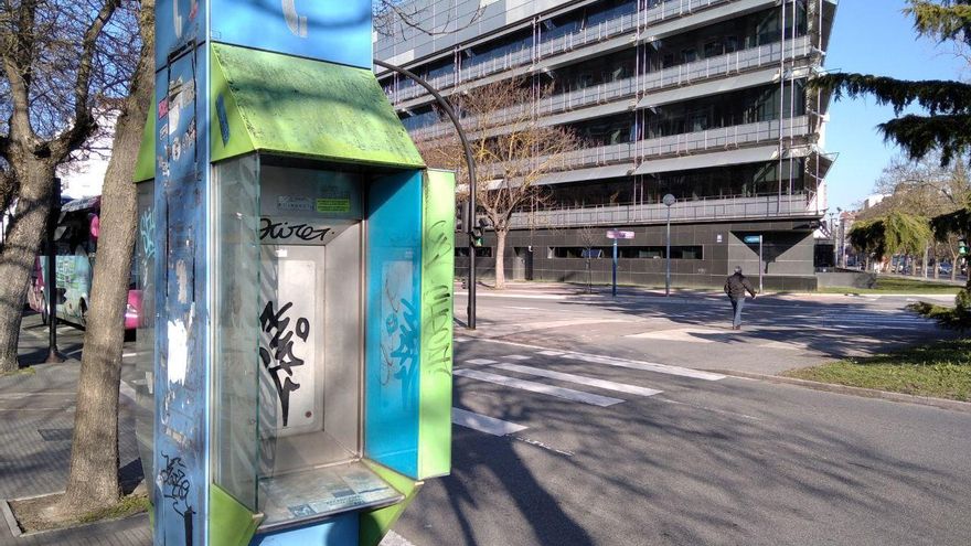 Cabina de teléfono en los juzgados de Vitoria