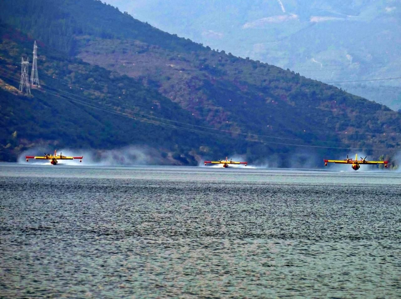 Tres hidroaviones, dos de ellos italianos, cargando agua en el pantano de Bárcena en El Bierzo.