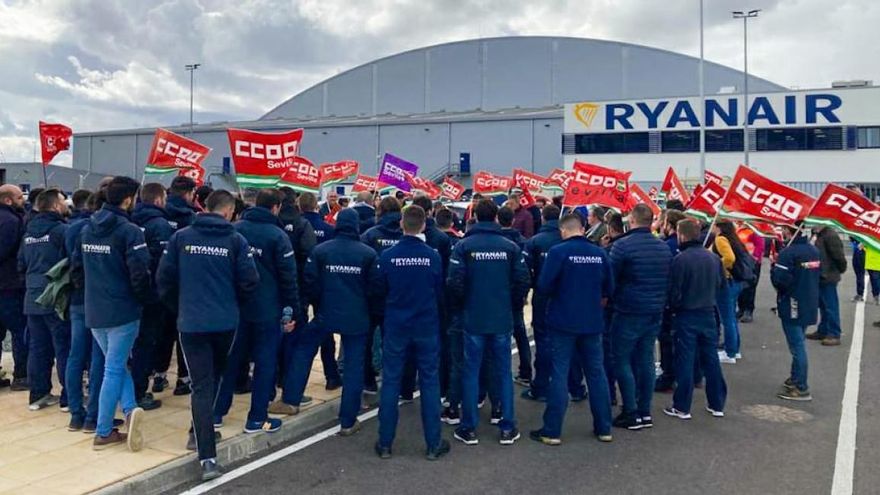Manifestación de los trabajadores del hangar de Ryanair en La Rinconada