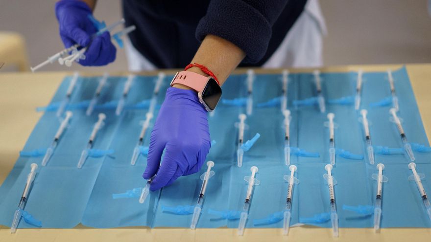 Personal sanitario prepara vacunas contra el virus del Covid-19 para ser suministrada a personal sanitario en la residencia de mayores Reina Sofía de Güímar (Tenerife).EFE/Ramón de la Rocha